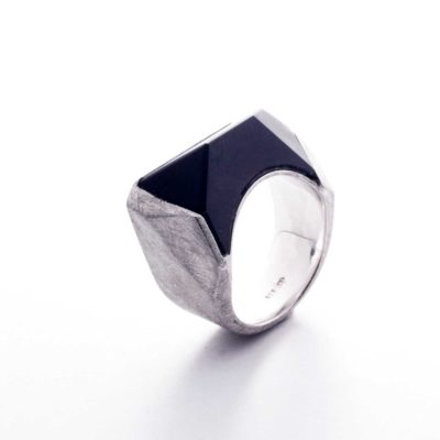 Silberring, Onyx, Silberrrig mit schwarzem Stein, schwarzer Stein, Ring mit Stein, Silberring mit Onix,Oekogold, sozial, ökologisch, unbedenklich, nachhaltiger Schmuck, ökologischer Schmuck, schön, Schmuck. Swiss made, made in Switzerland, Goldschmied, Goldschmiedin, Handarbeit, Unikat, Basel, Schweiz, Switzerland, Spalenberg, Geschenk, Weihnachten, Geburtstag, etwas schönes, speziell, aus der Region, Basel-Stadt, Altstadt Basel, Altstadt, Freude bereiten, Selina Brander