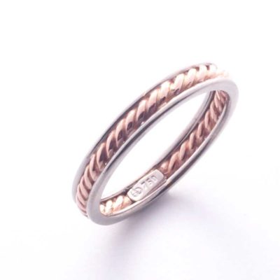 Drehring, eingemittet, umschlungen, umfasst, ring gedreht, Twisted Ring, Twist, Rotgold, Weissgold, Bicolor Ring, Bicolor, zwifarbig, zweifarbiger Ring,Oekogold, sozial, ökologisch, unbedenklich, nachhaltiger Schmuck, ökologischer Schmuck, schön, Schmuck. Swiss made, made in Switzerland, Goldschmied, Goldschmiedin, Handarbeit, Unikat, Basel, Schweiz, Switzerland, Spalenberg, Geschenk, Weihnachten, Geburtstag, etwas schönes, speziell, aus der Region, Basel-Stadt, Altstadt Basel, Altstadt, Freude bereiten, Selina Brander